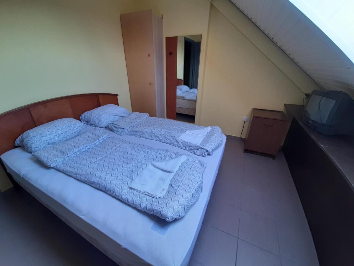 Retro Hotel MERID Zamárdi Esterno foto